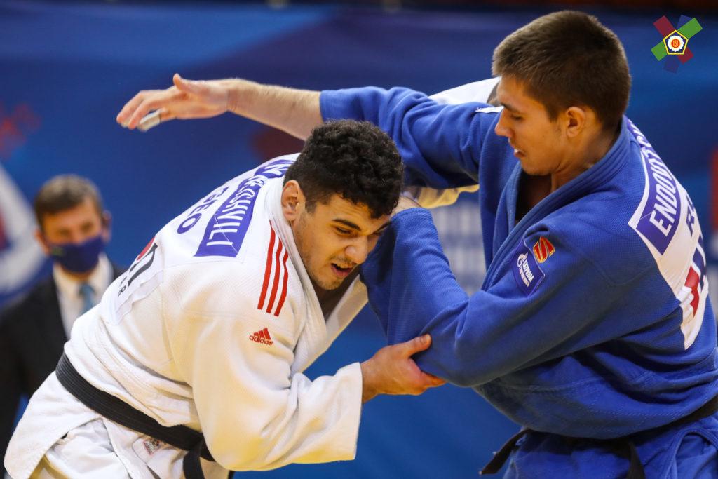 Валерий Ендовицкий борется с атлетом из Азербайджана