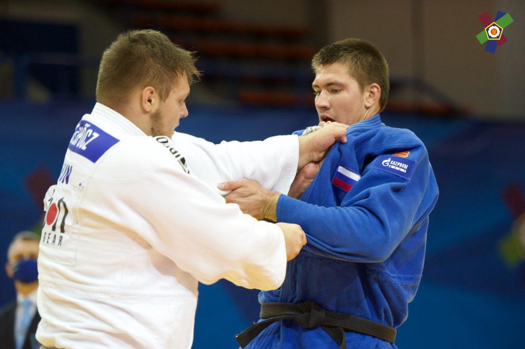 Валерий Ендовицкий борется с атлетом из Азербайджана